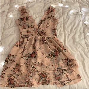 Light pink floral dress, size small, never worn 💞